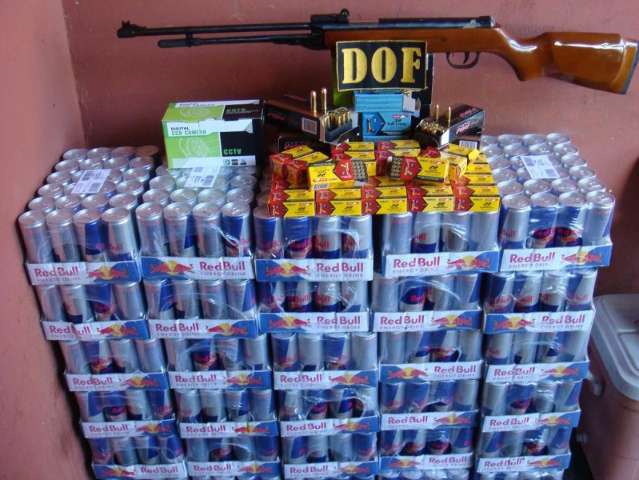 Casal &eacute; flagrado com bebidas, arma de press&atilde;o e muni&ccedil;&otilde;es na BR-267