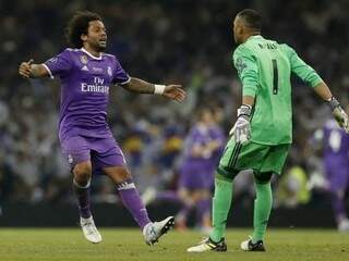 Lateral brasileiro Marcelo festeja um dos gols do Real Madrid na histórica conquista deste sábado 