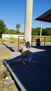 Veículo destruiu poste que sustenta câmera de segurança da PM. (Foto: Minuto MS)