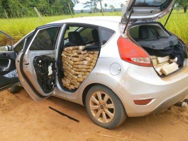 Durante fuga, suspeito abandona ve&iacute;culo roubado com 600 quilos de maconha