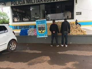 Os dois homens presos com maconha em Fox roubado no Paraná (Foto: Divulgação)