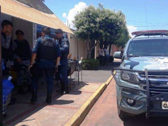 Armada, dupla rende fam&iacute;lia para roubar joias, celulares e dinheiro