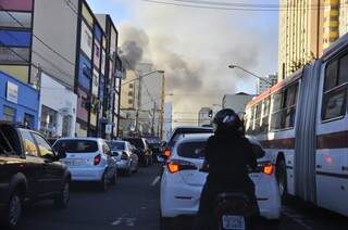 Incêndio na loja Planeta Real deixou trânsito parado no Centro de Campo Grande. (Foto: João Garrigó)