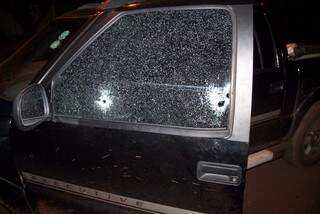 Vidro do lado do motorista com buraco de bala mostra que janela estava fechada quando corretor foi atingido (Foto: Sidney Bronka/94 FM)