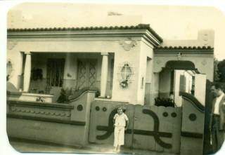 Evanise na porta de casa, na Barão do Rio Branco. (Foto: Arquivo Pessoal)