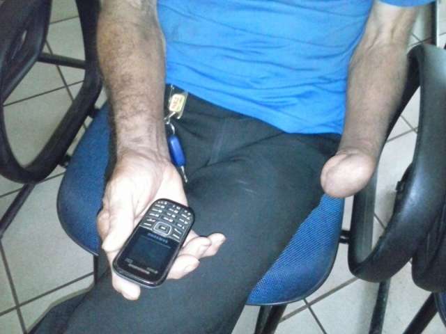 Homem persegue mulher, invade casa, foge e depois rende idoso para roubar TV
