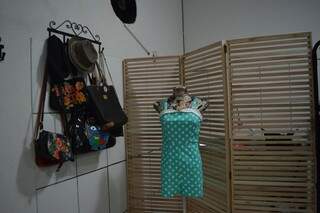 Mais um modelo novo de macaquinho, e as bolsas vendidas a partir de R$ 5,00 a esquerda. (foto: Thaís Pimenta)