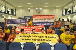 Técnicos de radiologia fizeram protesto até mesmo na Câmara de vereadores. (Foto: Marcelo Calazans)