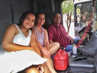 Em caminhão estacionado na porta de casa, família mostra veículo que foi tão sonhado. (Foto: Fernando Antunes)