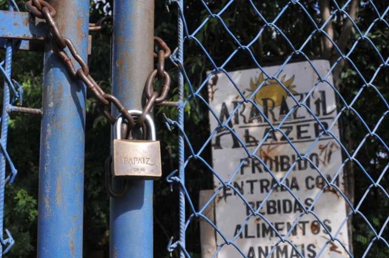 Quatro balneários e restaurantes na beira do rio Paraná fecharam às portar e estrutura está abandonada. 