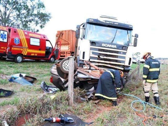 Condutor que morreu ap&oacute;s bater de frente com carreta tinha 70 anos