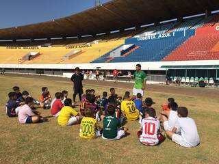 Crianças do projeto Escola Pública de Futebol, atentas às histórias do Morenão contadas pelo ex-jogador Paulinho