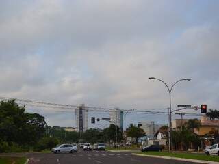 Campo Grande na manhã de hoje: muitas nuvens no céu. (Foto: Simão Nogueira)