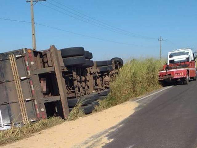 Caminhoneiro fica preso &agrave;s ferragens ap&oacute;s tombar carreta na MS-480