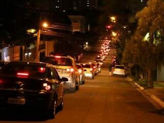 Fila de veículos se estende da Goiás até acesso a shopping. (Foto: Kísie Ainoã)