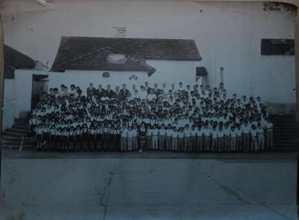 Escola suportou guerra, teve parte da hist&oacute;ria queimada, mas chegou aos 100 anos