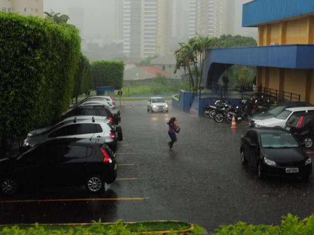 Capital tem chuva forte, queda de transformadores, &aacute;rvore e poste