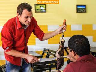 Lauri serve o churrasco no restaurante que acaba de abrir na Júlio de Castilhos. (Foto: Marina Pacheco)