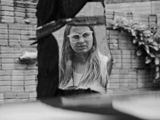 Em bairro onde IPTU se elevou 600%, espelho reflete expressão da repórter Renata Volpe. (Foto e legenda de Marcos Ermínio)