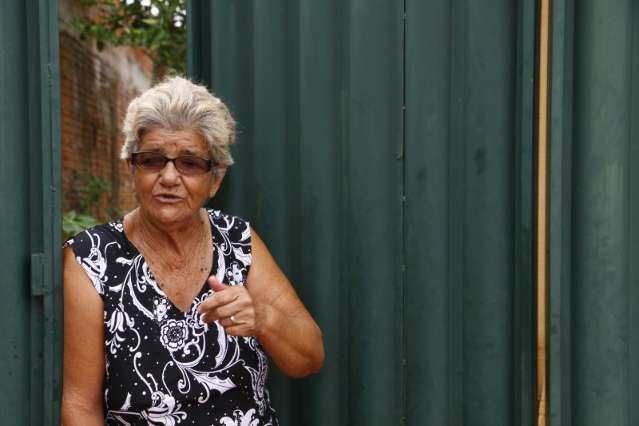Com omiss&atilde;o da prefeitura, moradores fazem mutir&atilde;o no Oscar Salazar
