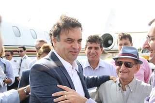 Presidenciável cumprimenta políticos após desembarcar na Capital (Foto: Marcos Ermínio)