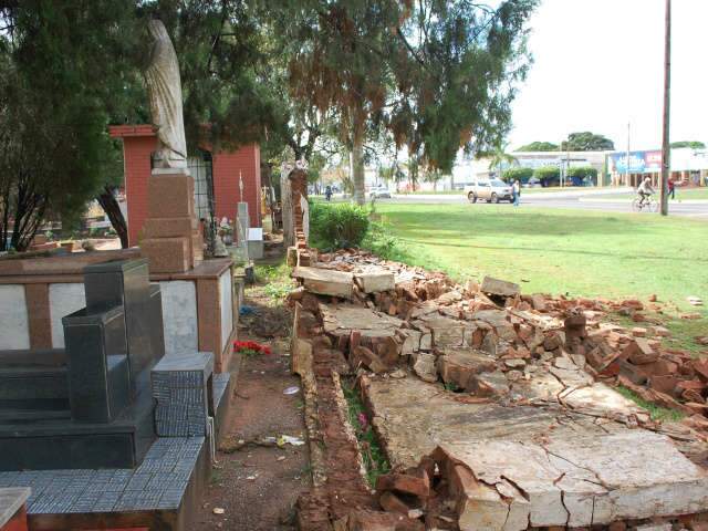  Parte do muro do cemit&eacute;rio Santo Ant&ocirc;nio caiu com as chuvas