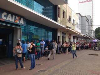 Trabalhadores esperam a vez para poder entrar na agência localizada na rua Barão do Rio Branco. (Foto: Elci Holsback)