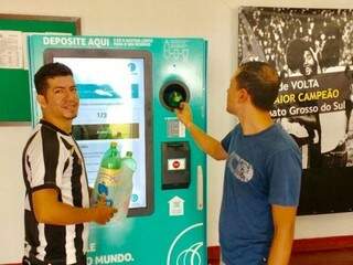 Máquina de troca no Clube Ypê, sede do Operário, teve 200 ingressos trocados por garrafas pet logo que o equipamento foi instalado (Foto: Operário/Divulgação)