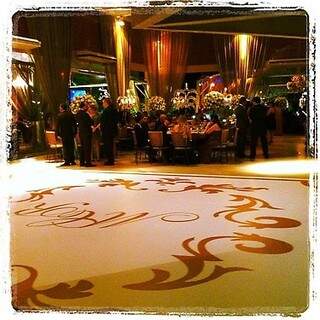 Foto postada pelo DJ Danilo Bachega. Os nomes dos noivos no tapete.