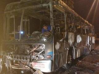 Ônibus ficou totalmente destruído, no Jardim Aero Rancho. (Foto: Direto das Ruas) 