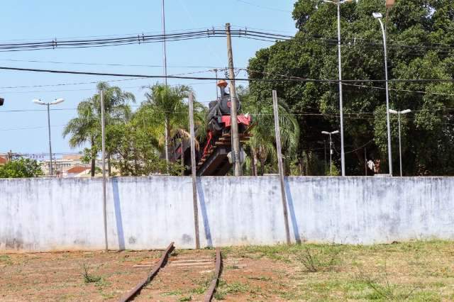 Resqu&iacute;cio da mem&oacute;ria do trem, rotunda vive saga de esperar projetos 