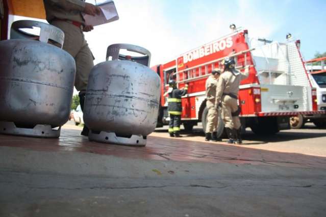 Tr&ecirc;s dias ap&oacute;s ser alagada, loja tem preju&iacute;zo de R$ 7 mil com fogo
