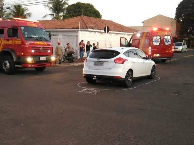 Colis&atilde;o entre carro e motocicleta deixa 3 feridos no Taquarussu