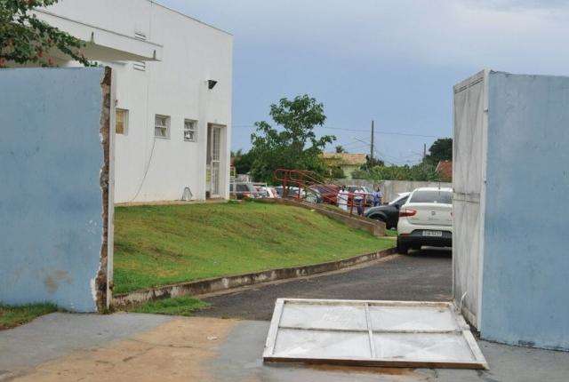 UPA Vila Almeida alaga e fica sem energia por conta da chuva forte