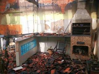 Inc&ecirc;ndio aos fundos de resid&ecirc;ncia destr&oacute;i &aacute;rea de lazer e assusta vizinhos
