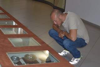 Andres olhando as conchas a mostra no museu (Foto: Alana Portela)