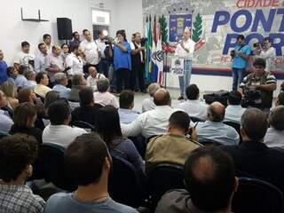 Prefeito Hélio Peluffo durante fala no evento desta sexta-feira (02).(Foto: Lécio Aguilera/Divulgação)