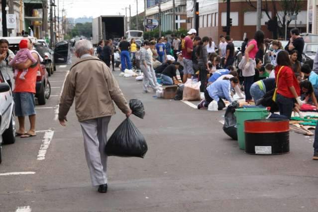 Tapete para a prociss&atilde;o de Corpus Christi une gera&ccedil;&otilde;es pela f&eacute;
