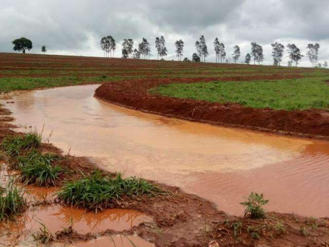 Grande volume de chuva em pouco tempo causa estragos em MS