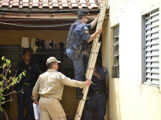 Policias, peritos e bombeiros utilizaram uma escada para alcançar o local onde a ossada foi encontrada.