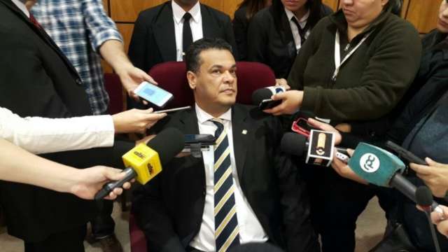 Amea&ccedil;ado de morte, senador diz que ataque a r&aacute;dio &eacute; para desviar aten&ccedil;&atilde;o