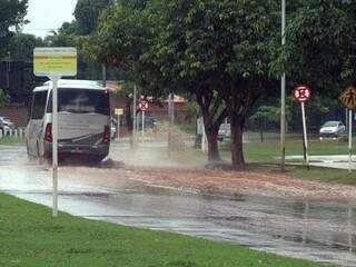 Coletivo passando por uma das ruas alagadas na cidade. (Foto: JP News) 