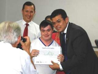 Prefeitura entrega certificado de qualificação na escola Juliano Varela
