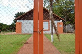 Entrada permanece fechado e impede que moradores usem parque inaugurado em agosto de 2012 (Foto: Vanderlei Aparecido)