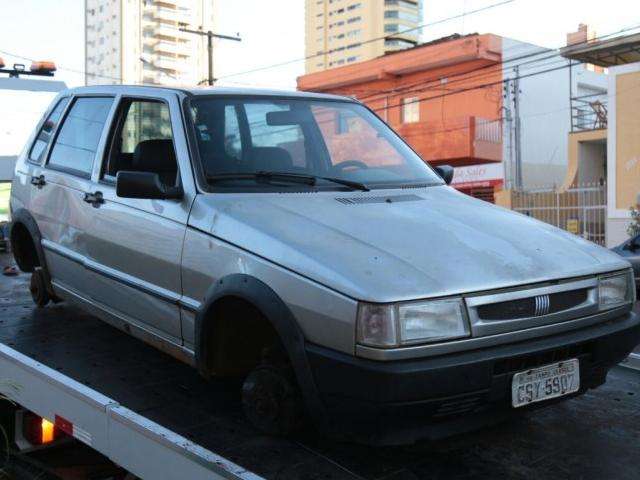 Carro furtado em frente a hospital &eacute; encontrado depenado na 14 de Julho 