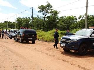 Movimentação policial em estrada vicinal perto do Parque dos Poderes onde o corpo foi encontrado (Foto: Paulo Francis)