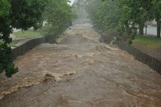 Em duas horas, choveu 56% do esperado para novembro, sendo suficiente para transbordar o rio Anhanduí. (Foto: Alcides Neto)