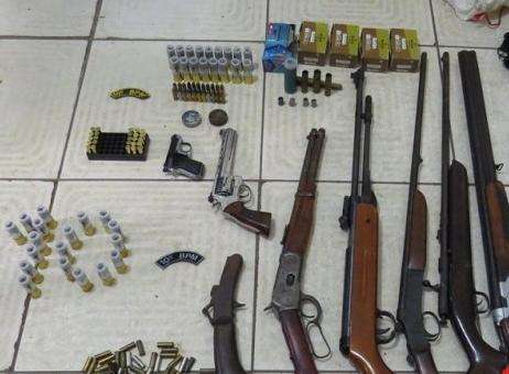 Pol&iacute;cia investiga roubo, encontra arsenal em casa e at&eacute; arma em sof&aacute;