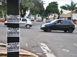  Fixar propaganda em semáforos vira caso de polícia em Campo Grande