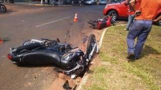 Motociclista atravessa preferencial e colide em outra moto deixando tr&ecirc;s feridos